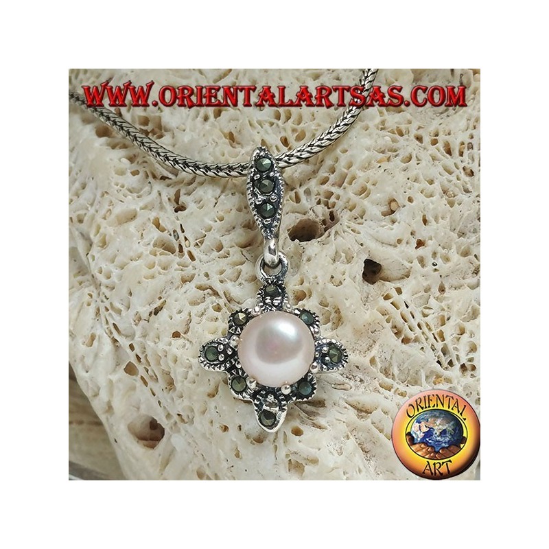 Colgante de plata con perlas de agua dulce engastadas en un rombo de marcasita cuadrado