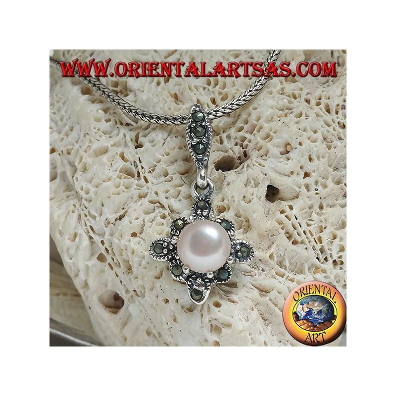 Colgante de plata con perlas de agua dulce engastadas en un rombo de marcasita cuadrado