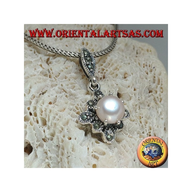 Pendentif en argent avec perle d'eau douce sur un losange de marcassite carré