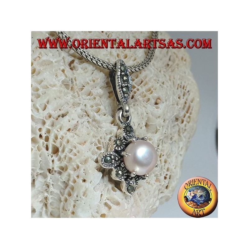 Ciondolo in argento con perla d'acqua dolce incastonata su un rombo quadrato di marcassite