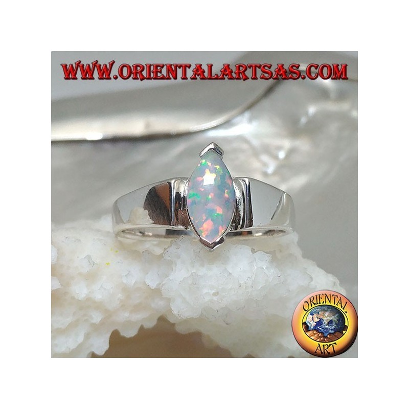 Anello in argento con opale arlecchino a navetta incastonato sulle punte