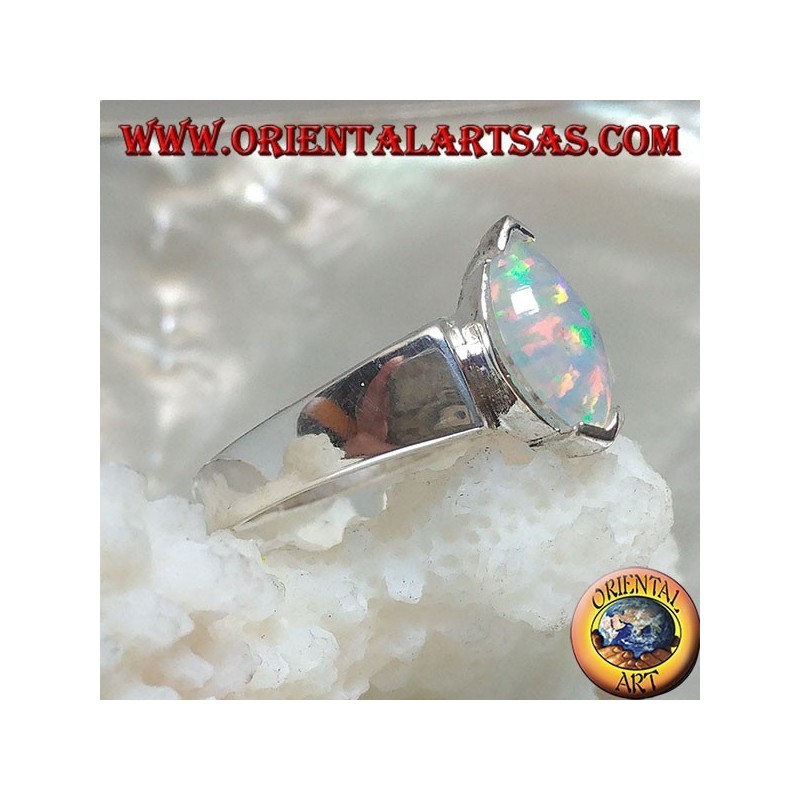 Bague en argent avec opale arlequin navette sertie sur les pointes
