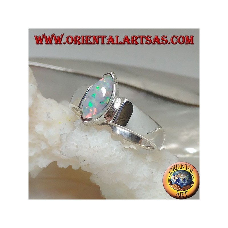 Bague en argent avec opale arlequin navette sertie sur les pointes