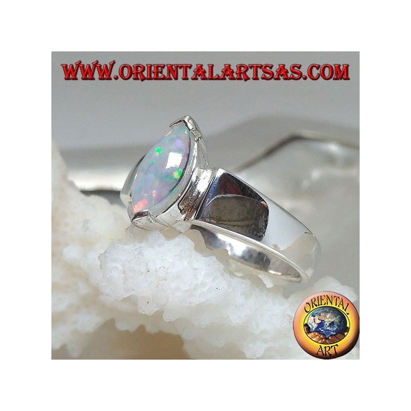 Anello in argento con opale arlecchino a navetta incastonato sulle punte
