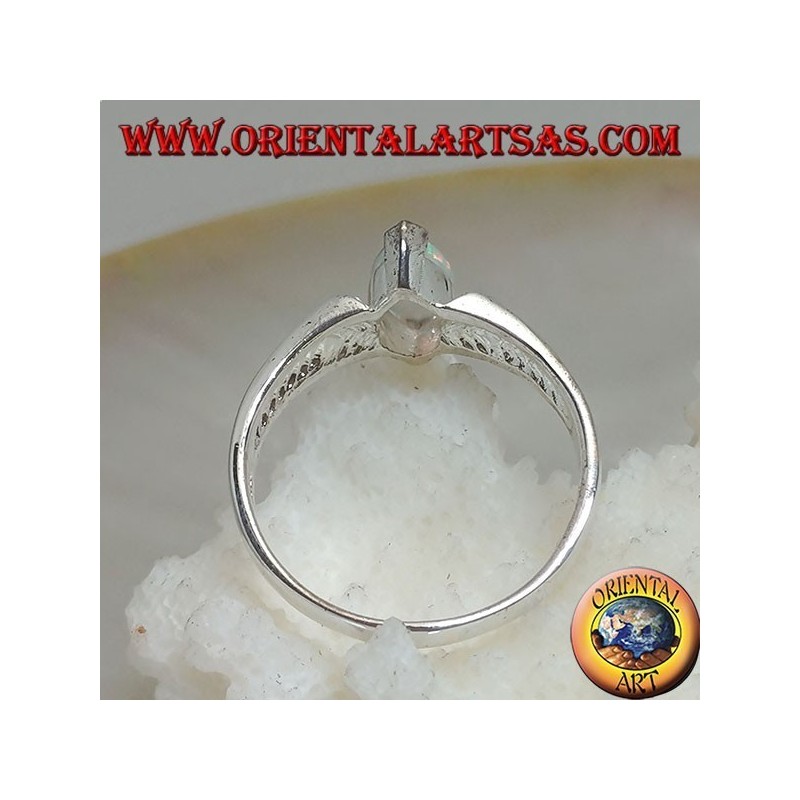 Bague en argent avec opale arlequin navette sertie sur les pointes
