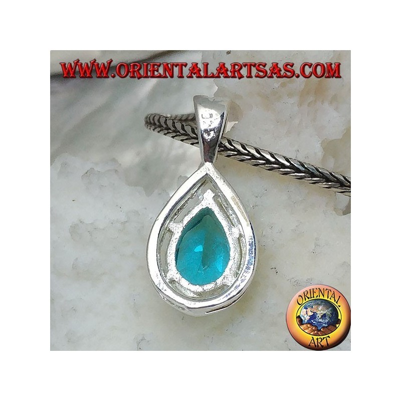 Colgante de plata con topacio azul facetado engastado en una montura en forma de gota