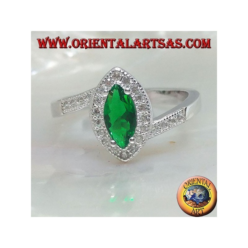 Bague en argent avec émeraude navette synthétique sertie de zircons sur un sertissage asymétrique