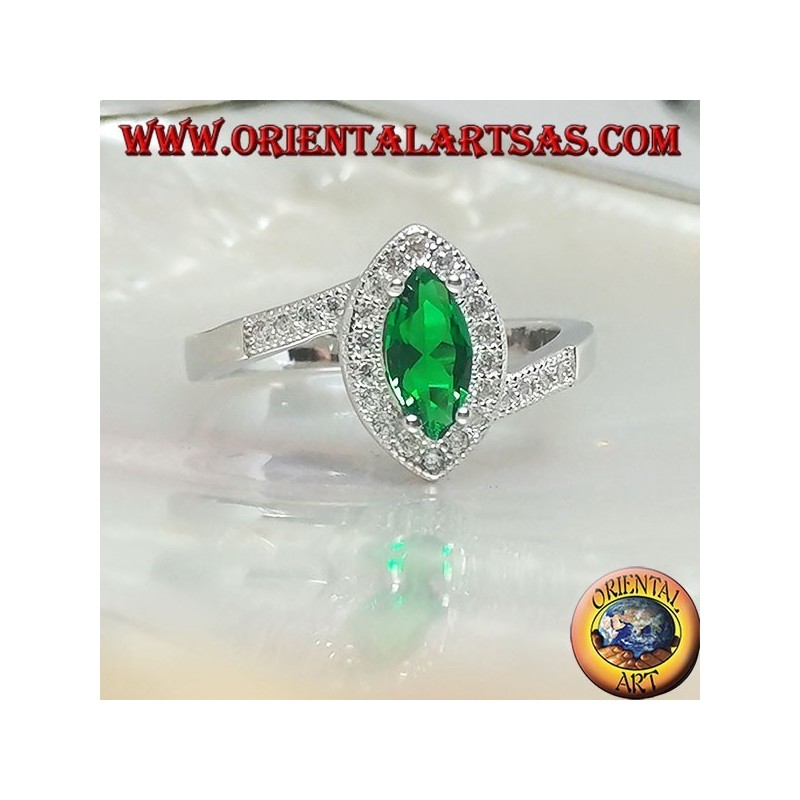 Bague en argent avec émeraude navette synthétique sertie de zircons sur un sertissage asymétrique