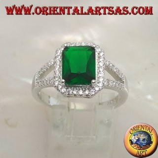 Anello in argento con smeraldo sintetico rettangolare incastonato contornato da zirconi e due linee laterali