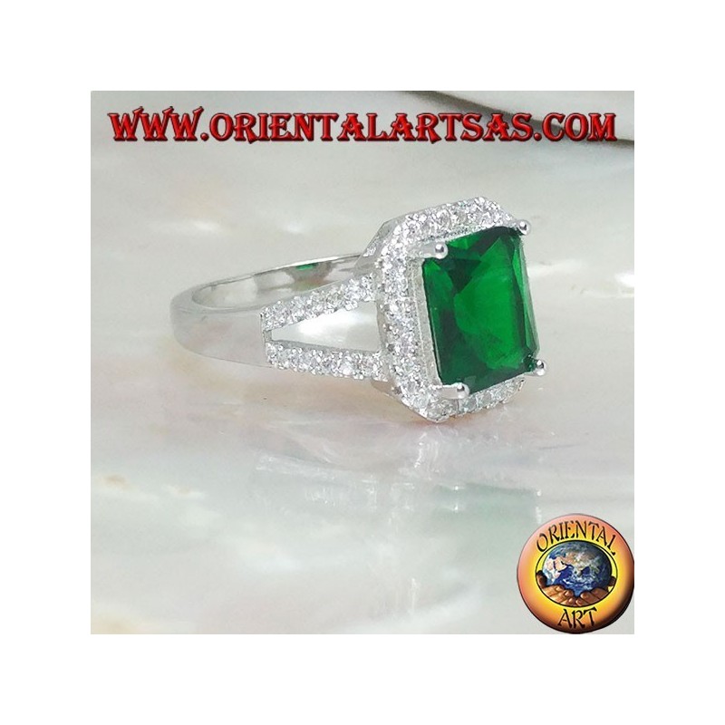 Anello in argento con smeraldo sintetico rettangolare incastonato contornato da zirconi e due linee laterali