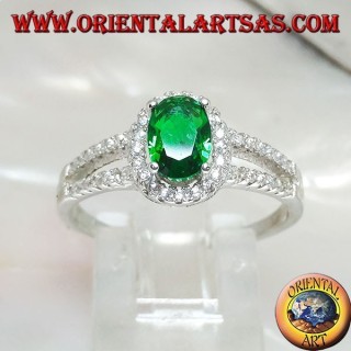 Anello in argento con smeraldo sintetico ovale incastonato contornato da zirconi e due linee laterali