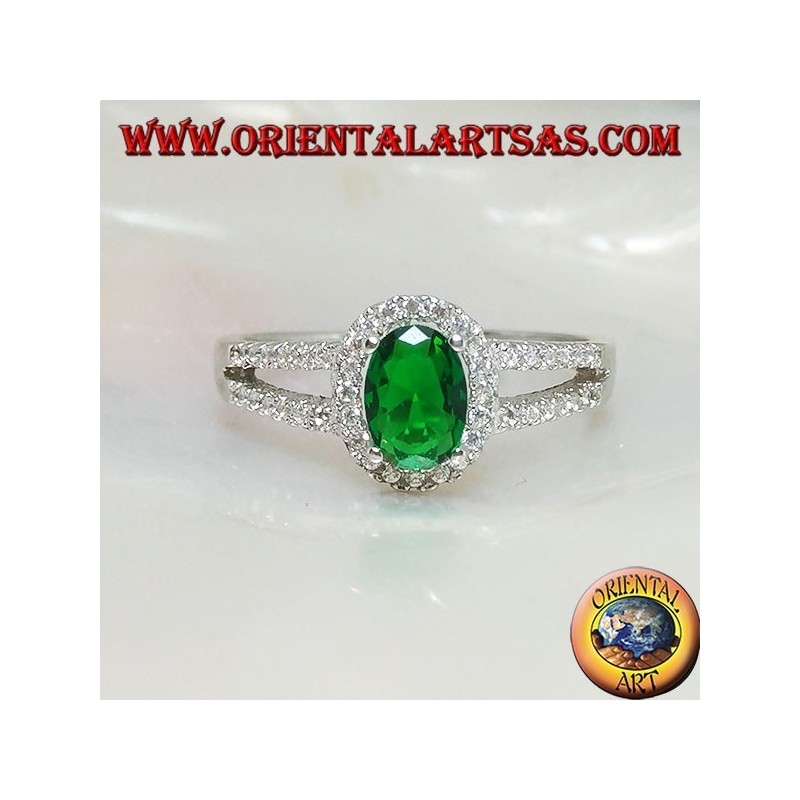 Bague en argent avec émeraude synthétique ovale sertie de zircons et de deux lignes latérales