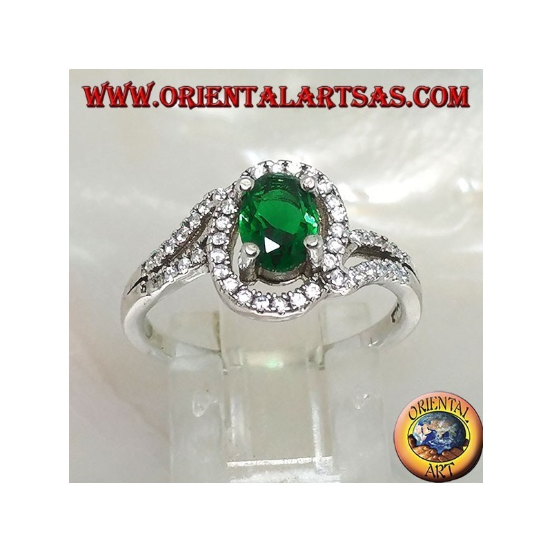 Anillo de plata con esmeralda sintética ovalada, rodeado de circonitas en una configuración concéntrica