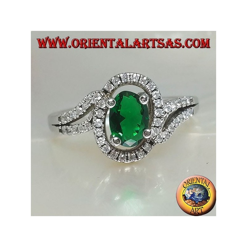 Anillo de plata con esmeralda sintética ovalada, rodeado de circonitas en una configuración concéntrica