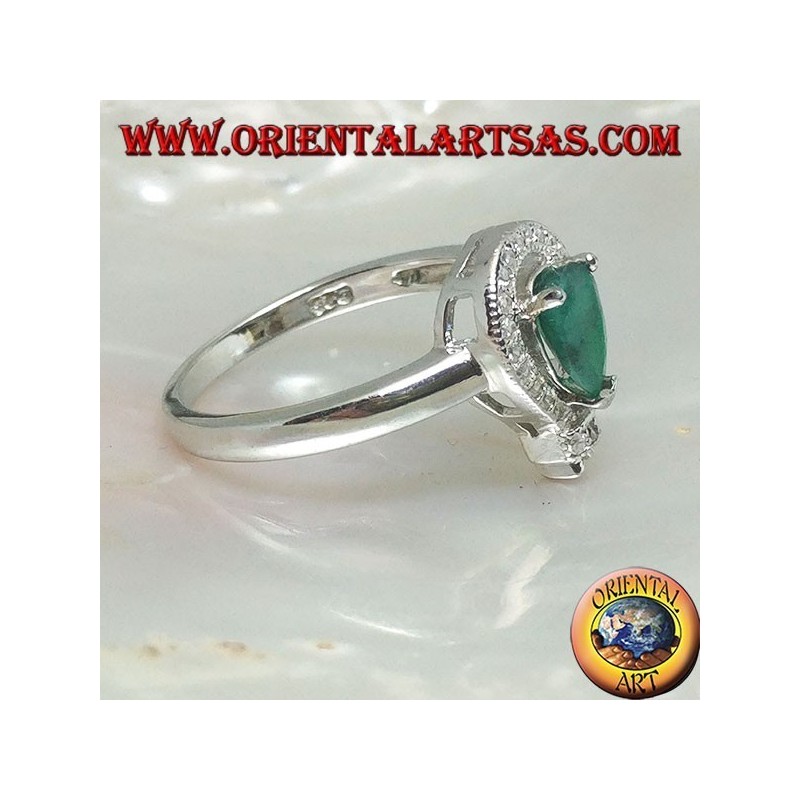 Anello in argento con smeraldo naturale a goccia incastonato contornato da zirconi e montatura a punta