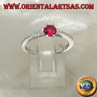 Anello in argento con rubino sintetico tondo incastonato su montatura a fila sottile di zirconi