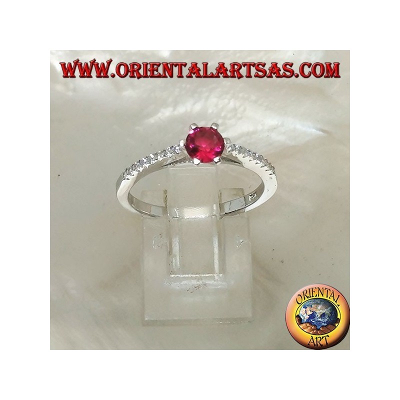 Bague en argent avec rubis synthétique rond serti sur une fine rangée de monture en zircone cubique