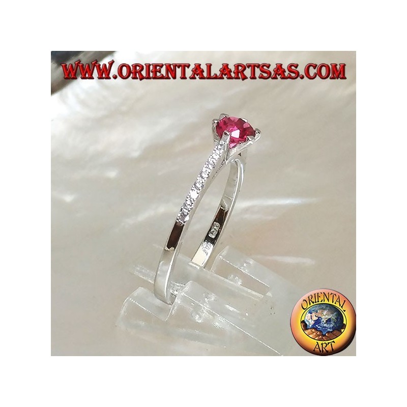 Anello in argento con rubino sintetico tondo incastonato su montatura a fila sottile di zirconi
