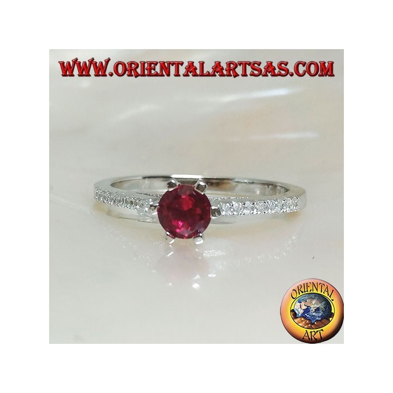 Bague en argent avec rubis synthétique rond serti sur une fine rangée de monture en zircone cubique