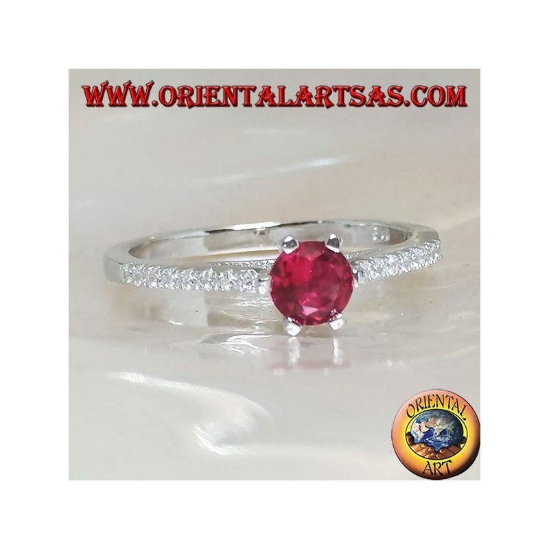 Bague en argent avec rubis synthétique rond serti sur une fine rangée de monture en zircone cubique
