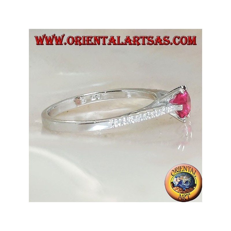 Bague en argent avec rubis synthétique rond serti sur une fine rangée de monture en zircone cubique