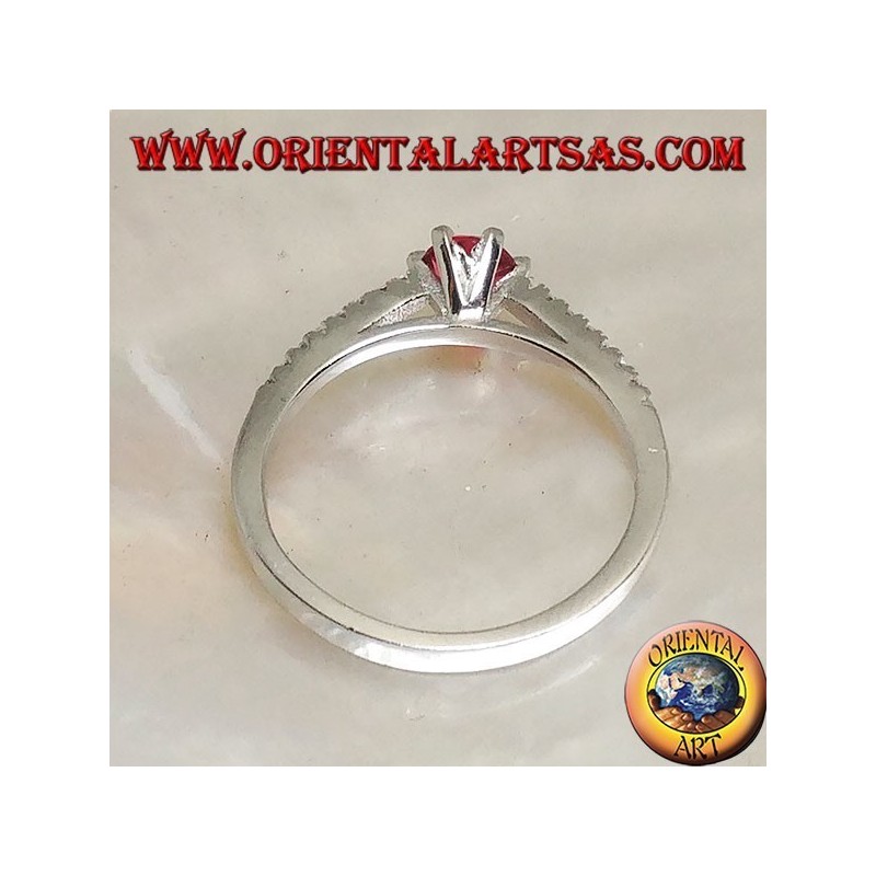 Bague en argent avec rubis synthétique rond serti sur une fine rangée de monture en zircone cubique