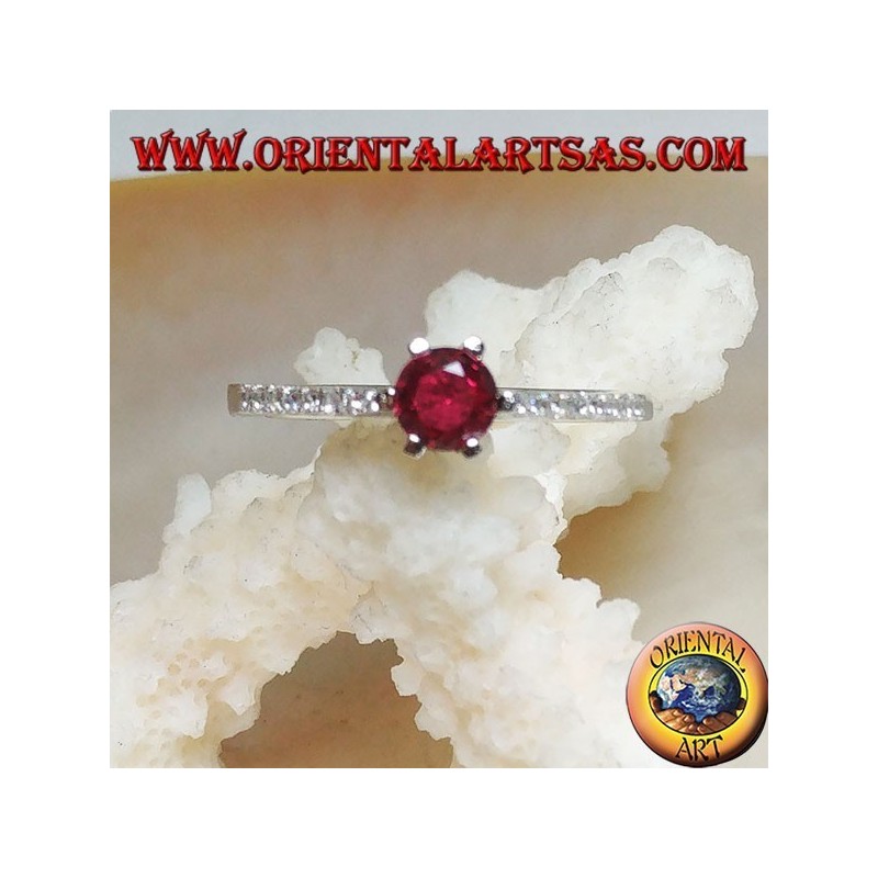 Bague en argent avec rubis synthétique rond serti sur une fine rangée de monture en zircone cubique