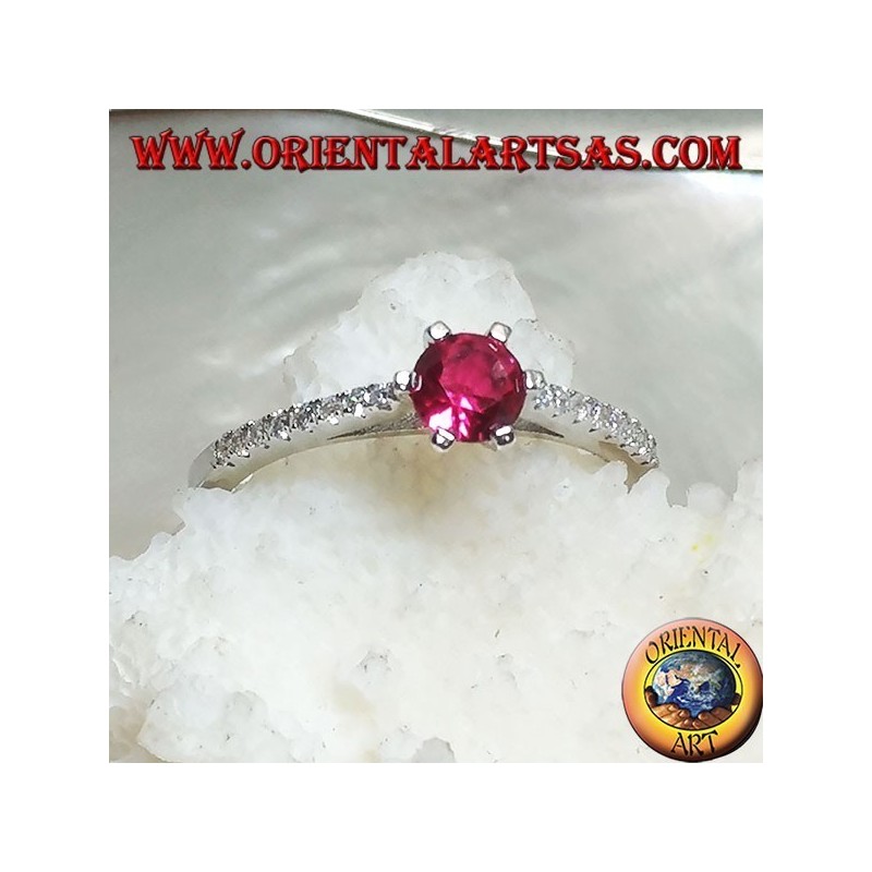 Bague en argent avec rubis synthétique rond serti sur une fine rangée de monture en zircone cubique
