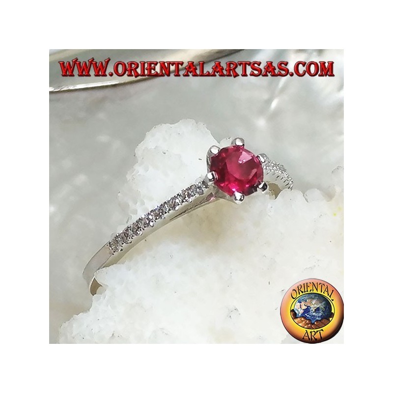 Anello in argento con rubino sintetico tondo incastonato su montatura a fila sottile di zirconi