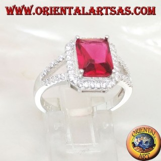 Anello in argento con rubino naturale rettangolare incastonato contornato da zirconi e due linee laterali