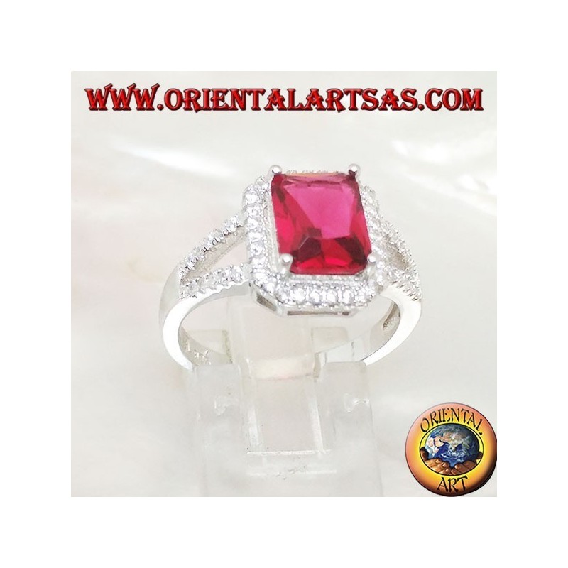 Anello in argento con rubino naturale rettangolare incastonato contornato da zirconi e due linee laterali