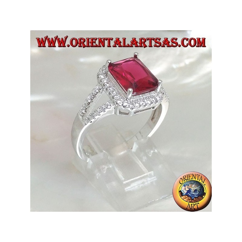 Anillo de plata con rubí natural rectangular engastado rodeado de circonitas y dos líneas laterales.