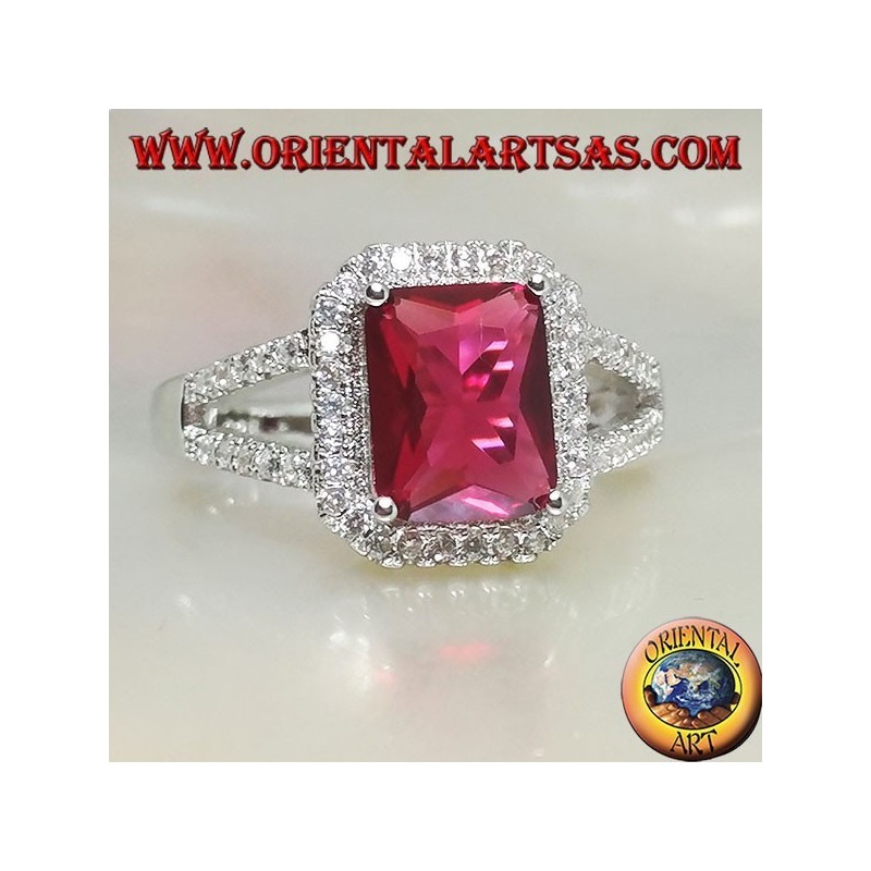 Anillo de plata con rubí natural rectangular engastado rodeado de circonitas y dos líneas laterales.