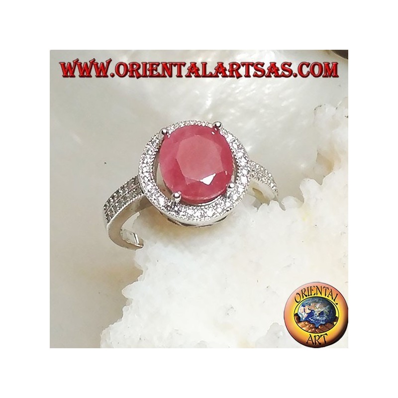 Anello in argento con rubino naturale ovale incastonato su montatura tonda con zirconi