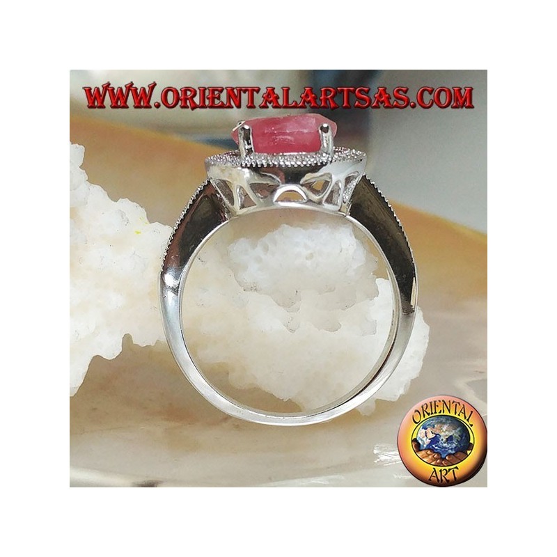 Bague en argent avec rubis naturel ovale sur monture ronde avec zircons