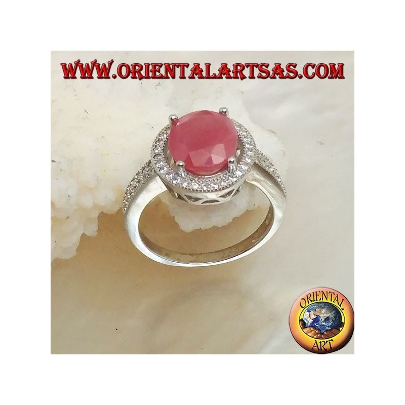 Anello in argento con rubino naturale ovale incastonato su montatura tonda con zirconi