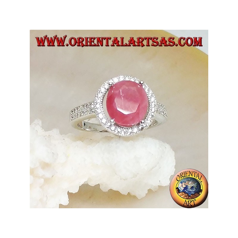 Bague en argent avec rubis naturel ovale sur monture ronde avec zircons