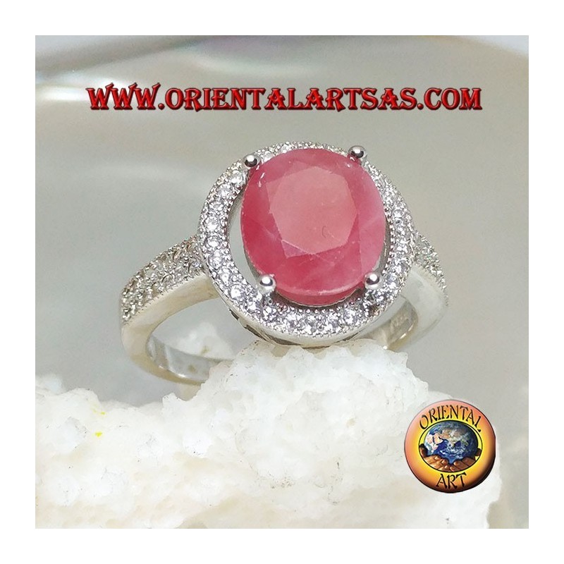 Bague en argent avec rubis naturel ovale sur monture ronde avec zircons