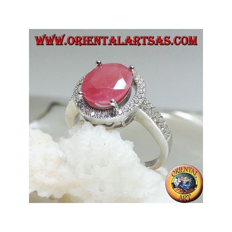 Bague en argent avec rubis naturel ovale sur monture ronde avec zircons