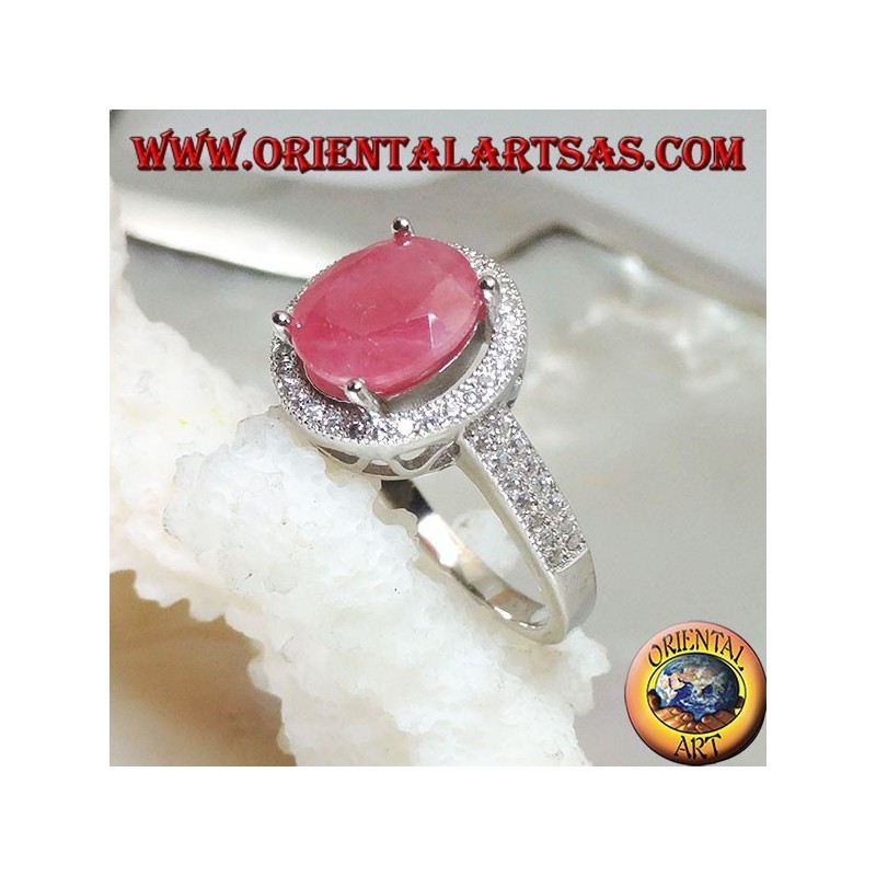 Anello in argento con rubino naturale ovale incastonato su montatura tonda con zirconi