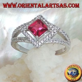 Anillo de plata con rubí sintético cuadrado engastado en rombo con circonitas