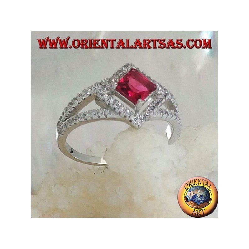 Bague en argent avec rubis synthétique carré sur monture losange avec zircons