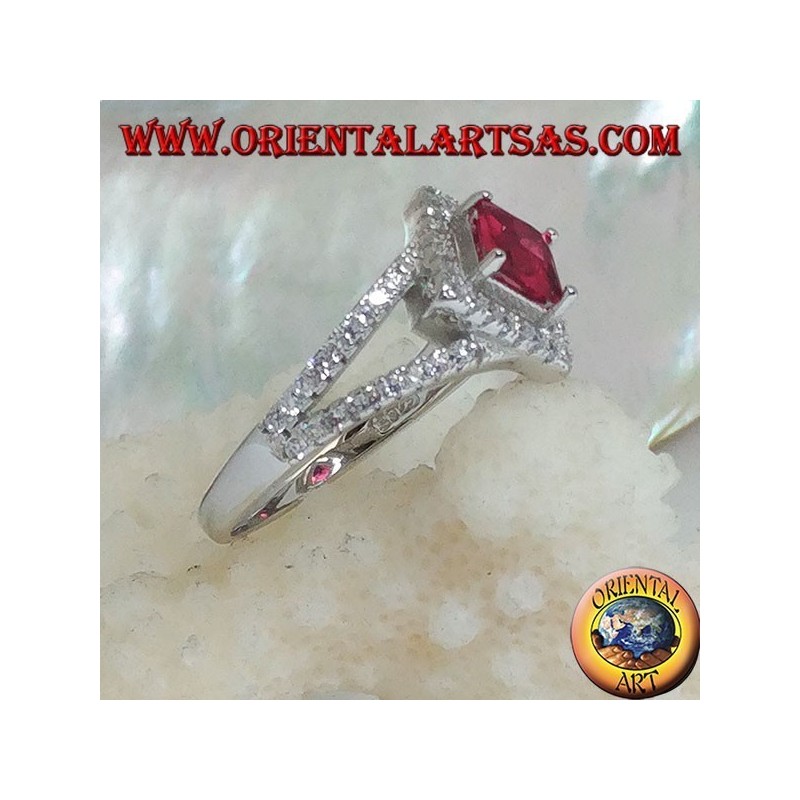 Bague en argent avec rubis synthétique carré sur monture losange avec zircons