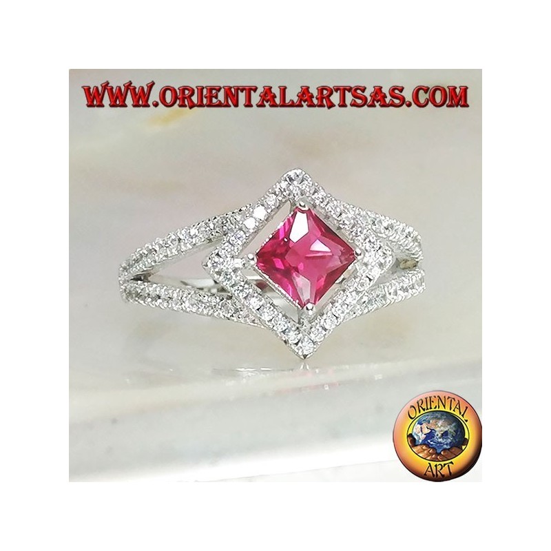Bague en argent avec rubis synthétique carré sur monture losange avec zircons