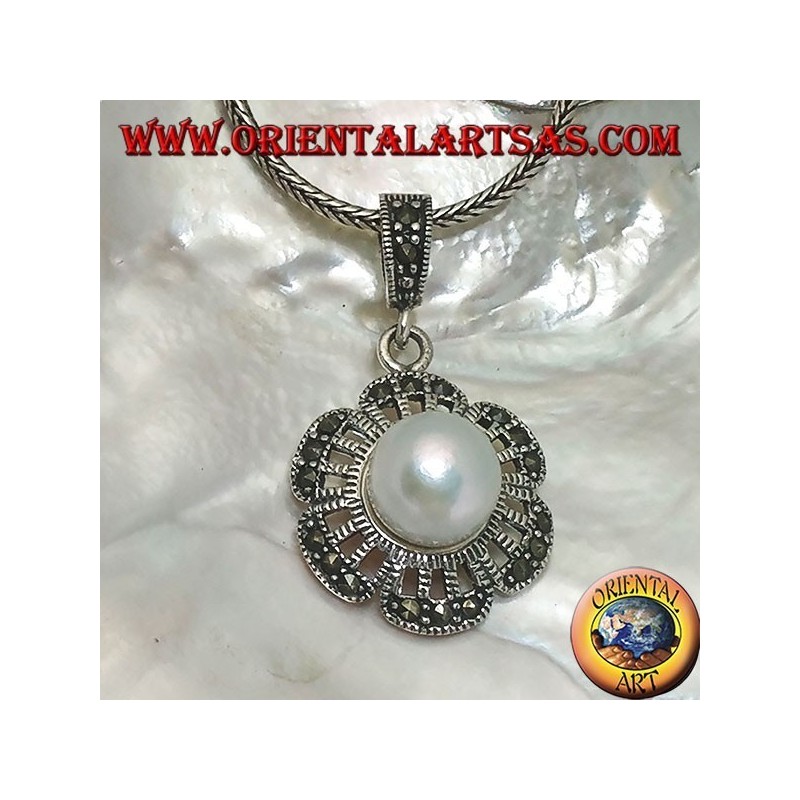 Ciondolo in argento a foglia traforata con marcasite sui petali e perla d'acqua dolce gigante al centro