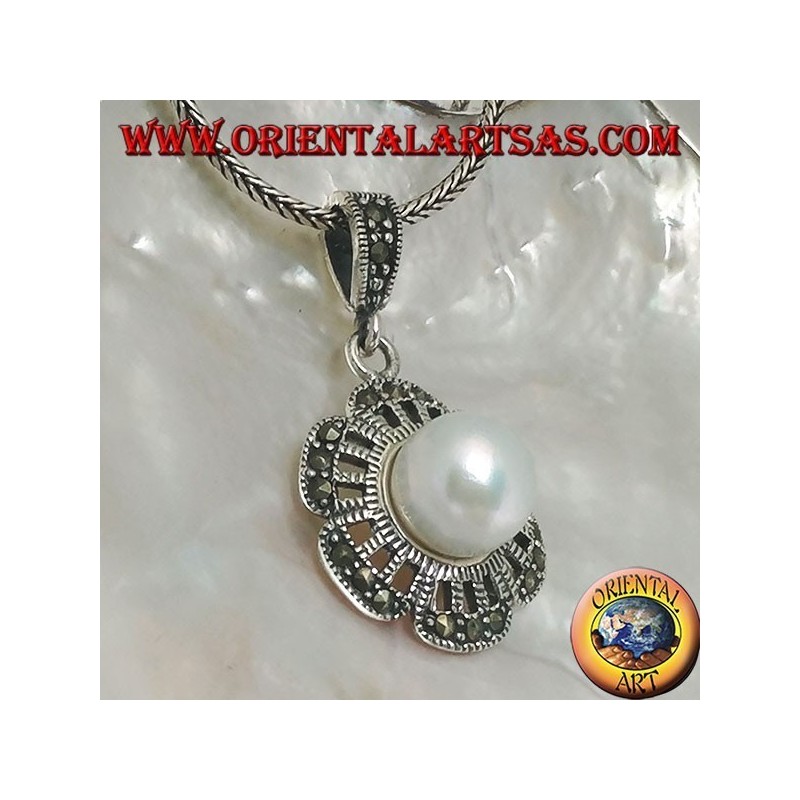 Ciondolo in argento a foglia traforata con marcasite sui petali e perla d'acqua dolce gigante al centro