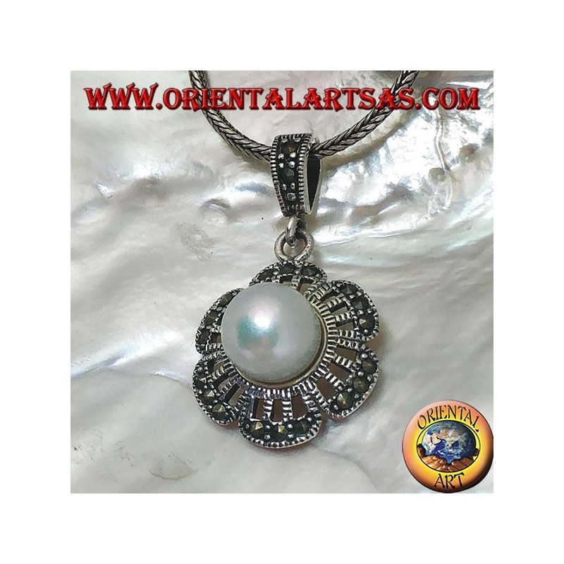 Ciondolo in argento a foglia traforata con marcasite sui petali e perla d'acqua dolce gigante al centro