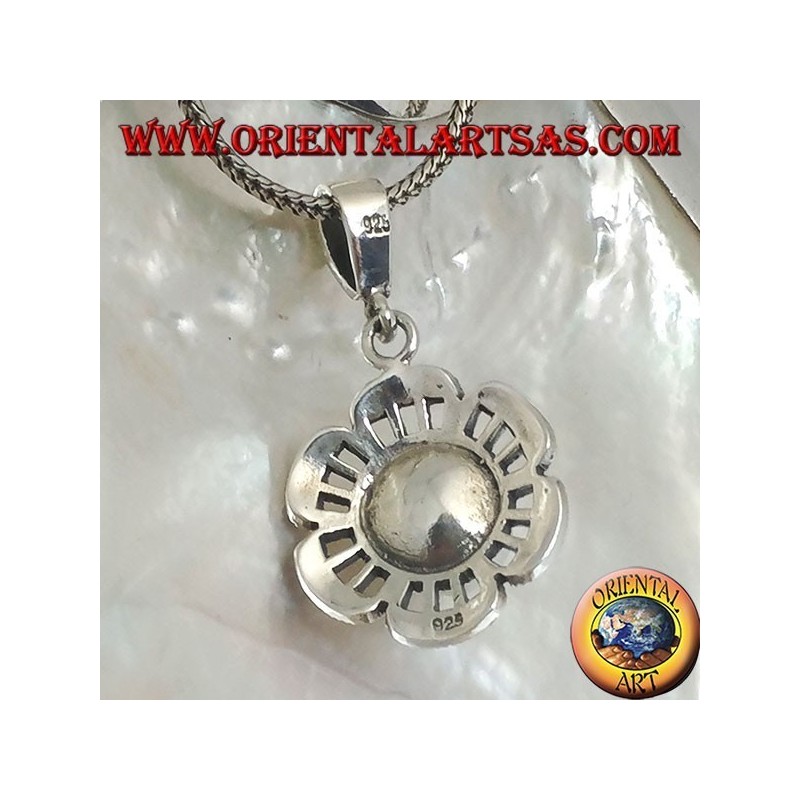 Pendentif en argent ajouré avec marcassite sur les pétales et perle d'eau douce géante au centre
