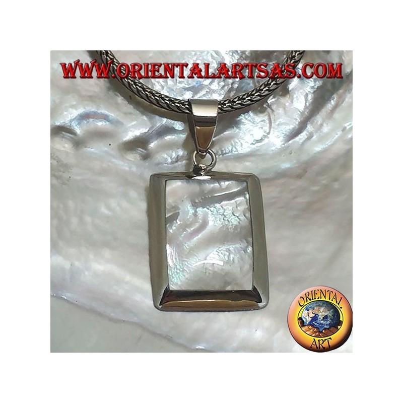 Pendentif en argent avec nacre rectangulaire sur un sertissage lisse et indispensable