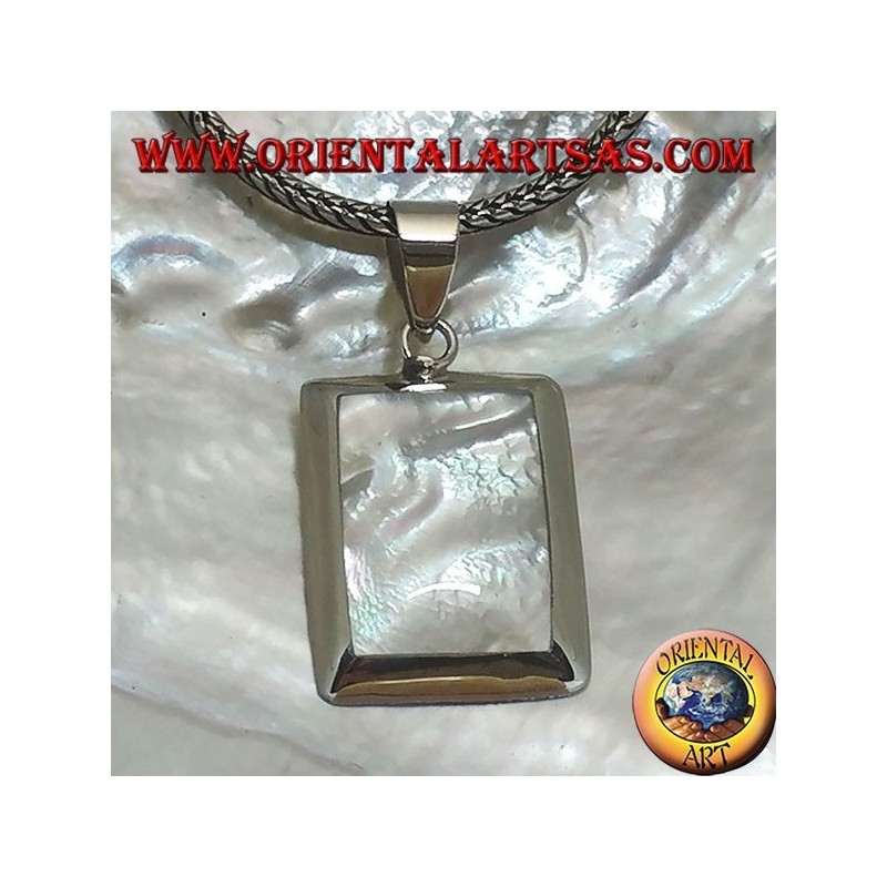 Colgante de plata con nácar rectangular en un entorno liso y esencial.